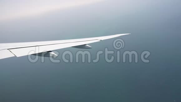 飞机飞越大海窗户里飞机的机翼在机场登机视频的预览图