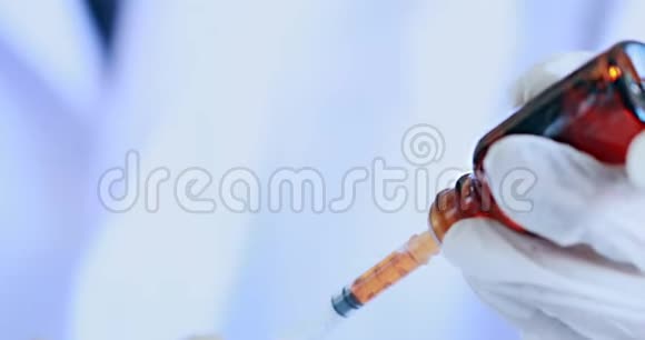 医生用注射器从瓶子里吸疫苗视频的预览图