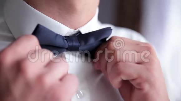 商人戴上蝴蝶结男人穿蝴蝶装新郎在婚礼前早上准备好男子视频的预览图