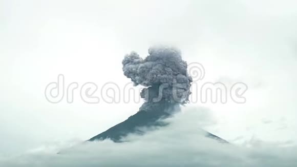 火山灰云团从火山喷发的时间流逝进入天空视频的预览图