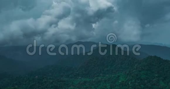 多云间阴天观邦加美丽的山景视频的预览图