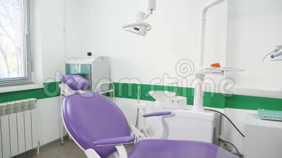 牙医在牙科办公室使用的牙科椅和其他配件视频的预览图