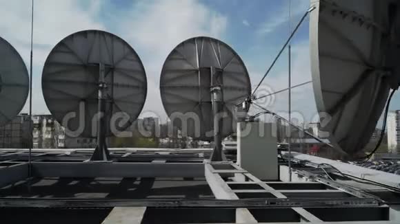 屋顶上的工业卫星天线视频的预览图