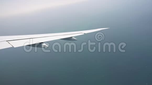 从机翼上飞机的窗户看客机飞机飞过大海视频的预览图