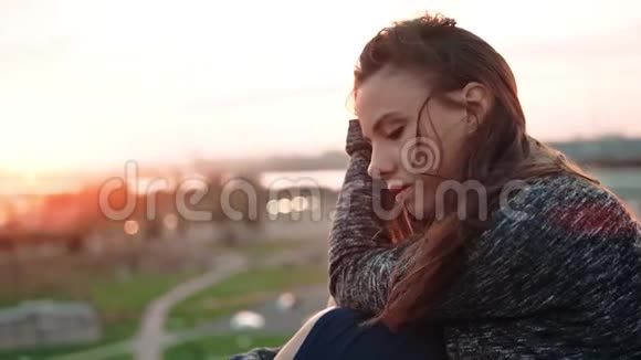屋顶阳台或露台上欣赏日落的美丽悲伤的欧洲年轻女子肖像视频的预览图