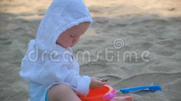 小可爱快乐宝宝玩沙子和沙滩视频的预览图