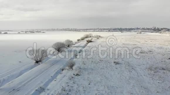 鸟瞰农村冬季景观乌克兰村很远平稳爬升技术视频的预览图