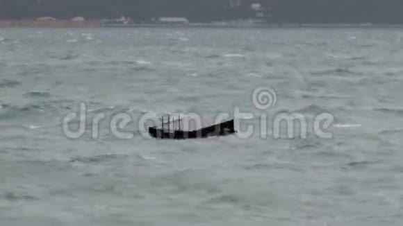 风暴中惠灵顿港潜水平台视频的预览图