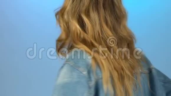 蓝色背景的微笑女士时尚拍摄模特慢镜头视频的预览图