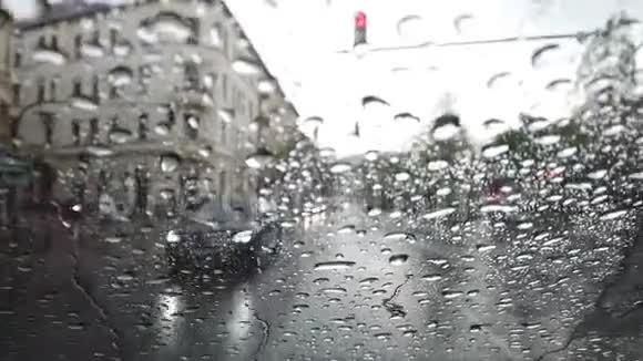 雨滴落在窗户上俯瞰着一条路车经过视频的预览图