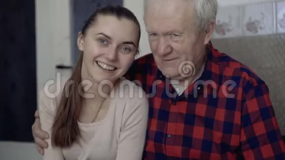 老父亲和小女儿对着镜头微笑的肖像4K视频的预览图