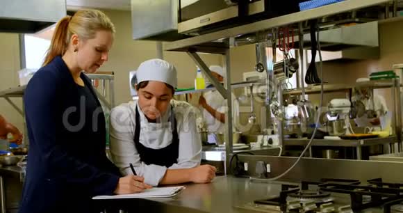 女经理和女厨师讨论剪贴板4k视频的预览图