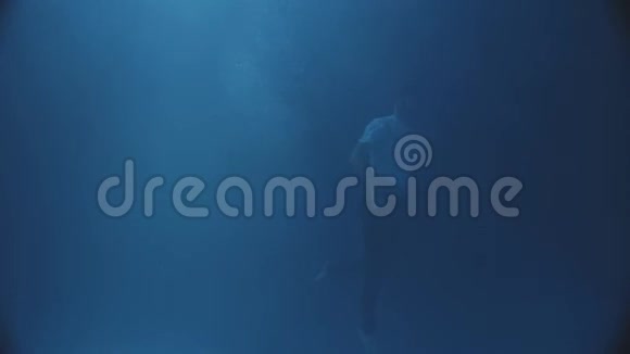 在夜晚的水下一个穿着衣服游泳的人一些月光掉进了水里视频的预览图