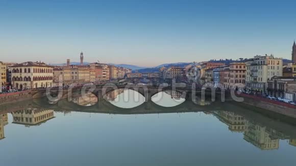 意大利佛罗伦萨PonteVecchio桥的空中射击视频的预览图