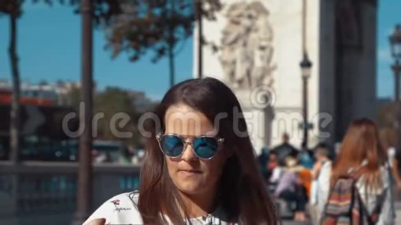 专业视频美丽的女性自拍时在城市街道与凯旋门后面巴黎视频的预览图