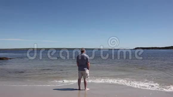 一个人在海滩上视频的预览图