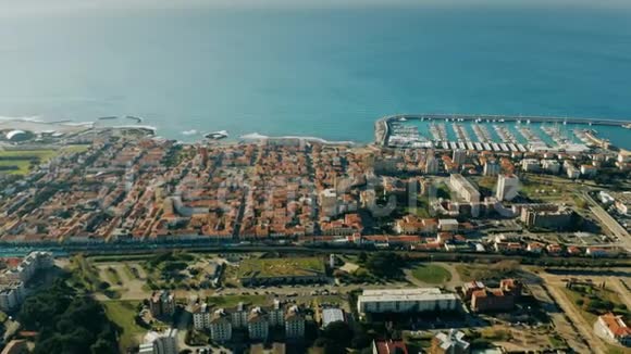 鸟瞰罗西尼亚诺索维海滨和码头意大利托斯卡纳视频的预览图