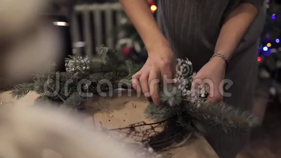 雌性手用白编织花环视频的预览图