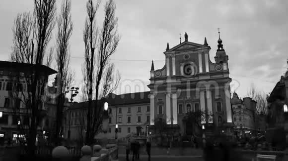 在斯洛文尼亚卢布尔雅那市中心的三重桥旁散步视频的预览图