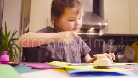 小女孩粘和剪彩纸视频的预览图