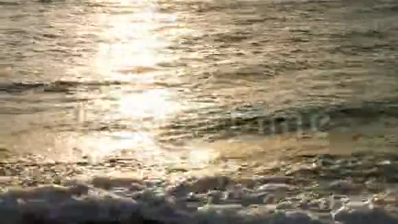 太阳带着波浪在海面上反射视频的预览图