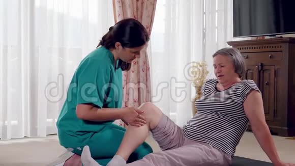 护士为退休家庭的老年妇女做腿部按摩视频的预览图