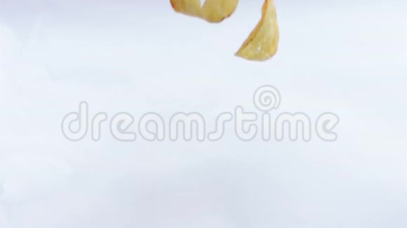 薯片掉在白纸上视频的预览图