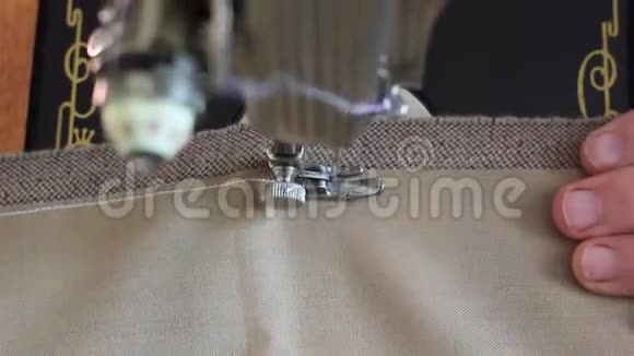 家庭缝纫在缝纫机工作的老年妇女视频的预览图