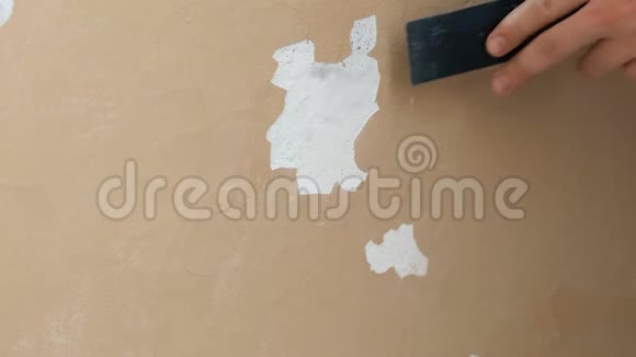 近人他的手在旧房子的墙上剥落一层油漆视频的预览图