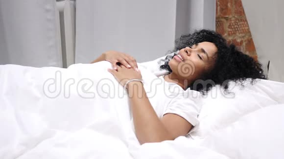 思考痛苦的非裔美国女人在床上做梦视频的预览图