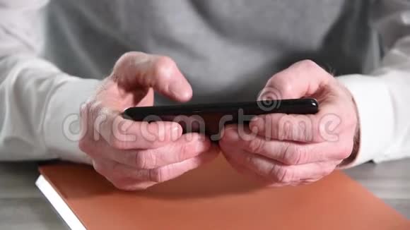 男性手在智能手机上打字视频的预览图