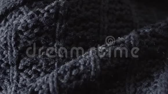 蓝色针织图案的特写女性冬季毛衣视频的预览图