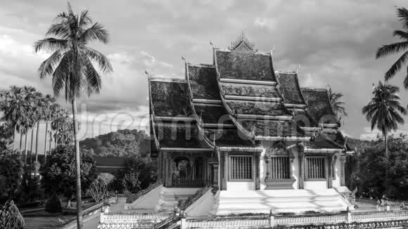 老挝琅勃拉邦著名寺庙天空多云时间推移视频的预览图