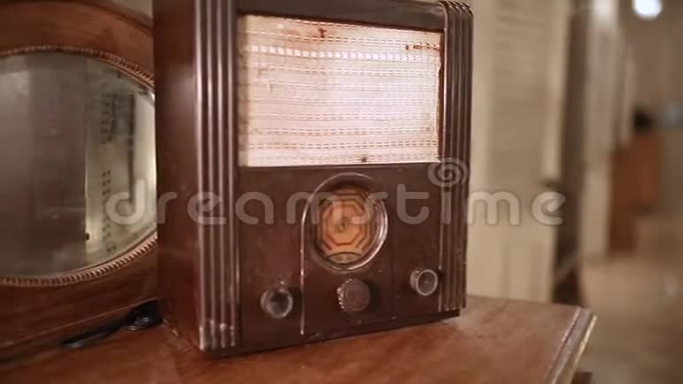 复古背景的古董棕色收音机视频的预览图