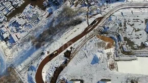 鸟瞰冬季村舍建设的现代滑雪场周围的森林动作体育运动视频的预览图