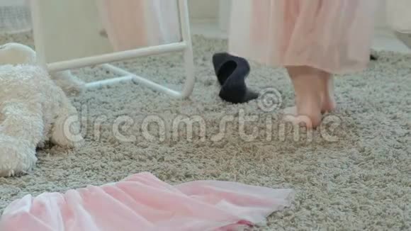 穿着成年妈妈的衣服衣服高跟鞋在镜子前跳舞梳着辫子的快乐女孩视频的预览图