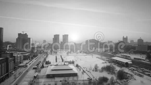 俄罗斯新西伯利亚摩天大楼的鸟瞰图日落时分西伯利亚的冬天视频的预览图