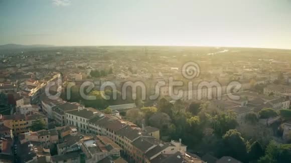 意大利比萨晚上的城市景观鸟瞰图视频的预览图