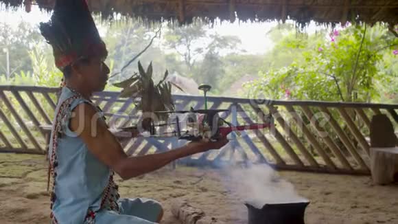 土著萨满执行传统的魔法仪式视频的预览图