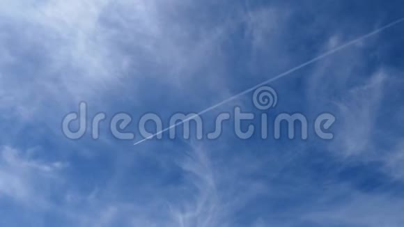 蓝天和载客飞机的飞行视频的预览图