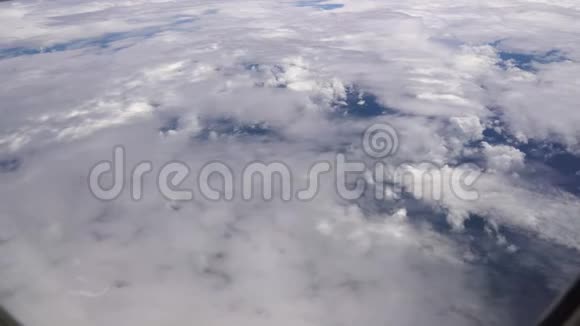 在白云之上飞翔从平面窗口看大气视频的预览图