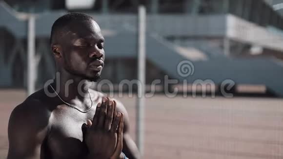 一个非裔美国人在街上向上帝祈祷并看着镜头信仰宗教贫穷的概念视频的预览图