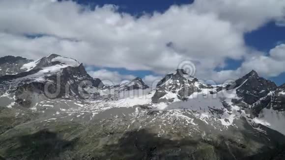 云层越过意大利阿尔卑斯山视频的预览图