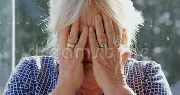 老年妇女头痛4k视频的预览图