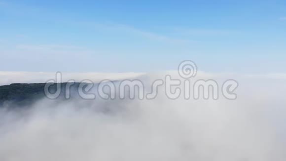 无人驾驶飞机飞过云层视频的预览图