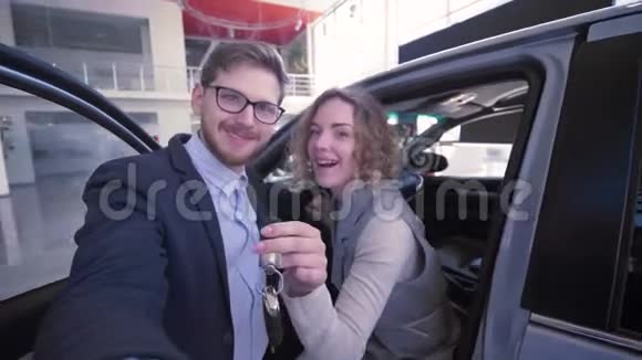 在新购汽车附近的手机直播中一个带钥匙的博客男视频的预览图