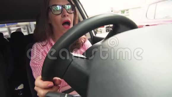 汽车车轮后面的女人表示恐惧视频的预览图