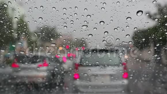 在泰国曼谷Rama9路雨滴的交通堵塞导致的高峰时刻视频的预览图