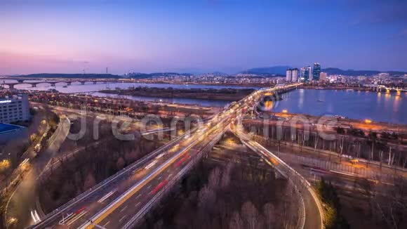 时间流逝的桥梁和汽车在十字路口汉河边在夜间首尔市中心韩国4K视频的预览图