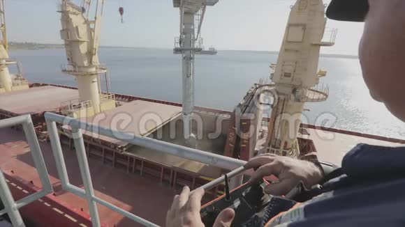 一个人控制小麦装载到一艘船上把小麦装进货船现代港口视频的预览图